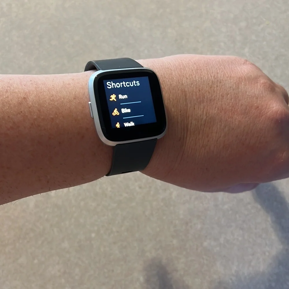 NEW Fitbit Versa Lite Smartwatch with GPS + 2 bands + charger and directions